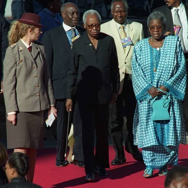 Mwalimu Nyerere na mkewe wakifika Pretoria, 16 Juni 1999