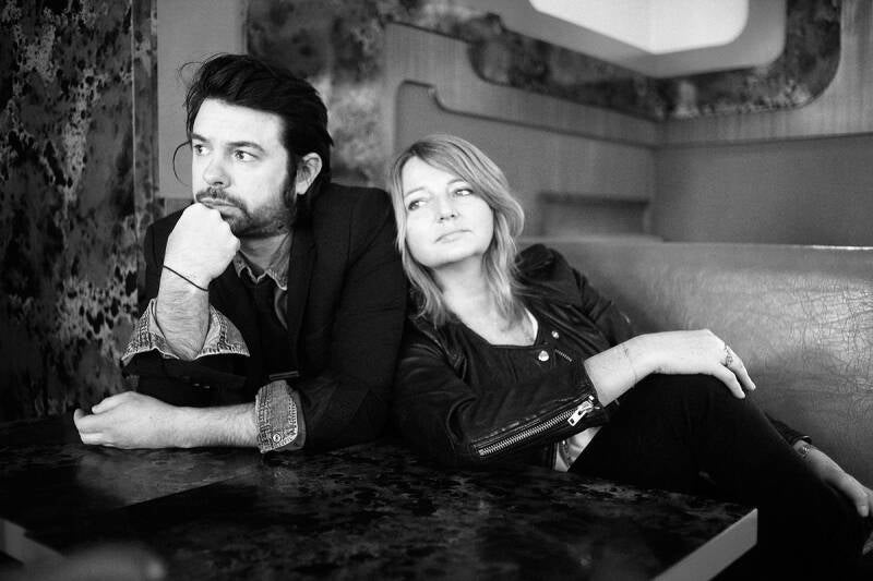 Photo promotionnelle du duo Français Autour de Lucie.