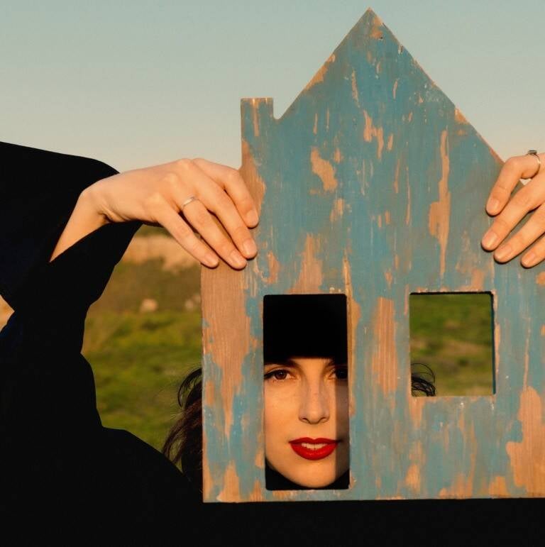 Photo promotionnelle de la chanteuse Nantaise Coline Rio.