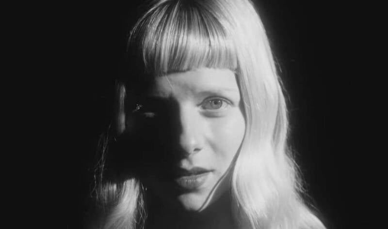 Image extraite du clip de "COME CLOSER", le nouveau single du duo TOMORA.