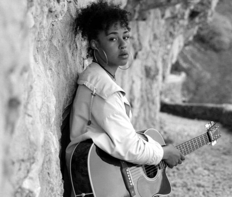 Photo promotionnelle de la autrice-compositrice-interprète Toulousaine Dinaa.