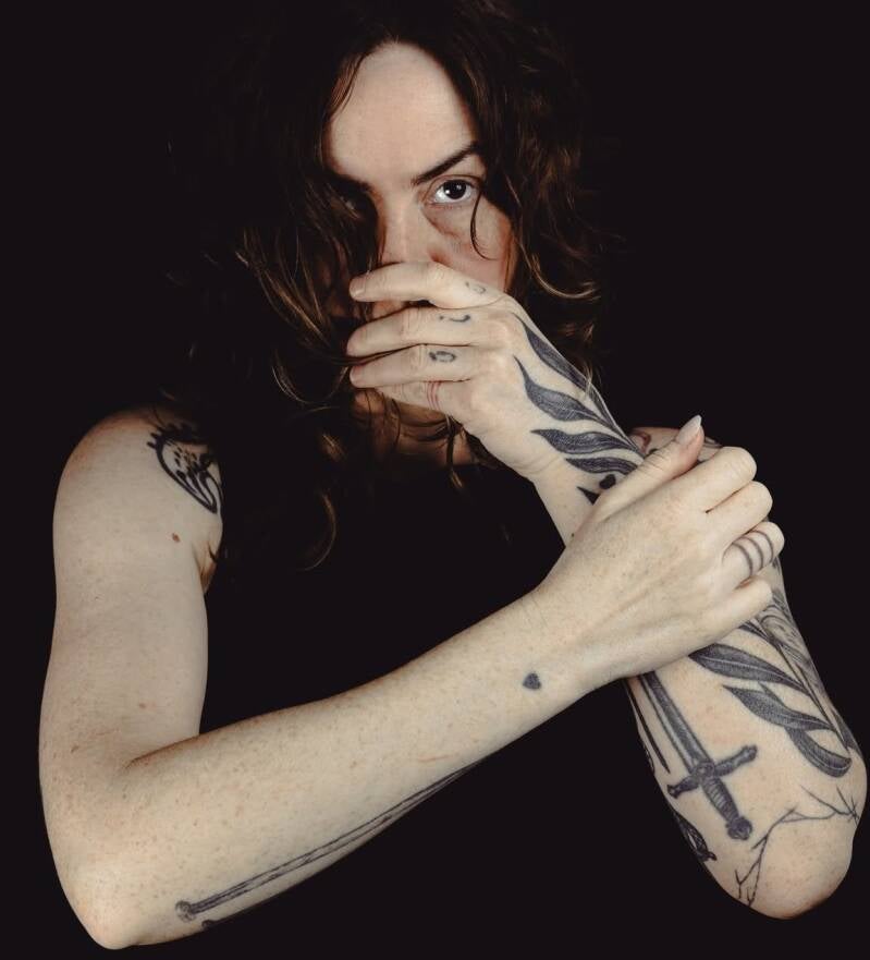 Photo promotionnelle de la songwriteuse Américaine Emma Ruth Rundle.