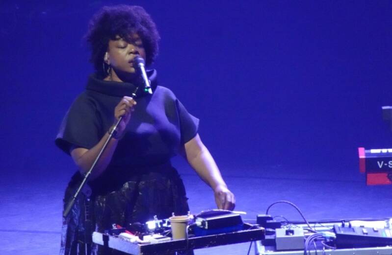 Photo live d'ESKA, prise lors du concert d'Ed O'Brien à la salle Pleyel de Paris (8 octobre 2026).