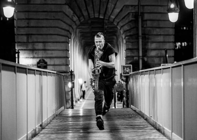 Photo promotionnelle du saxophoniste Français Guillaume Perret.