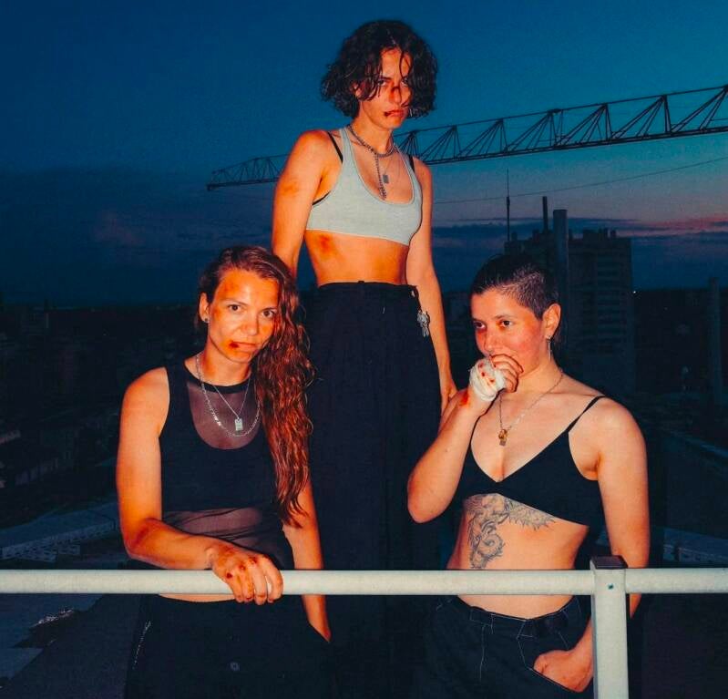 Photo promotionnelle du groupe de rock féminin MADAM.