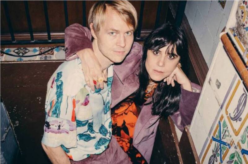 Photo promotionnelle de Marie Modiano & Peter von Poehl .