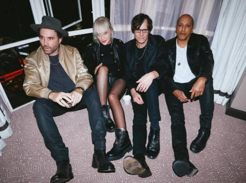 Photo promotionnelle du groupe de rock Metric.