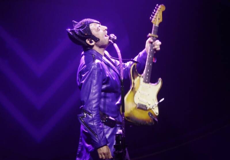 Photo live de -M-, aux Nuits de Champagne (2022).