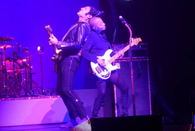 Photo live de -M- et  la bassiste Gail Ann Dorsey, aux Nuits de Champagne (2022).