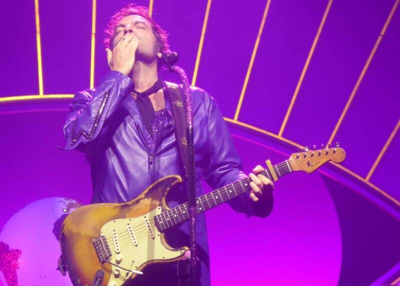 Photo live de -M- à son concert aux Nuits de Champagne (2022).