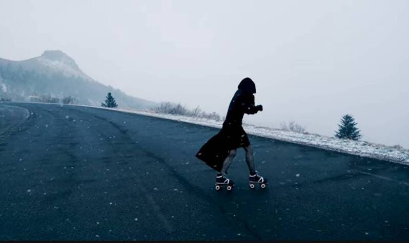 Image extraite du clip de "Patineuse". Le dernier single de Morgane Imbeaud.