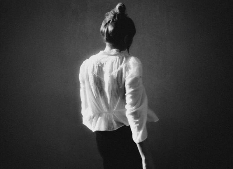 Photo promotionnelle de l'artiste néoclassique Poppy Ackroyd.