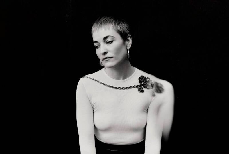 Photo promotionnelle de la chanteuse Irlandaise Radie Peat (Lankum). 