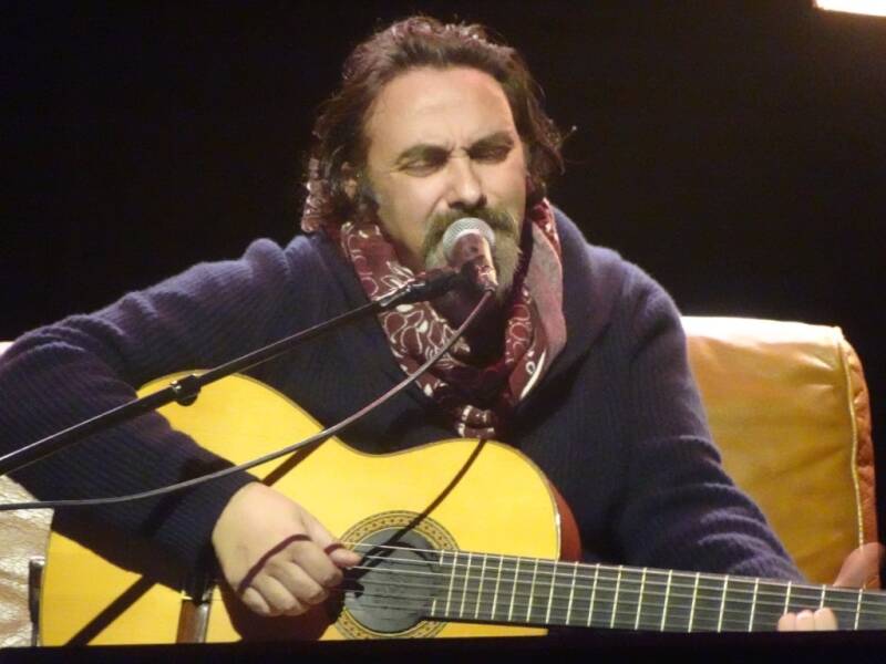 Photo live de Damien Saez prise lors de son concert solo au Bataclan de Paris (17-12-25).