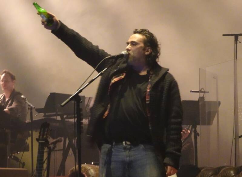 Photo live de Damien Saez au Zénith d'Auvergne (19/03/2025).