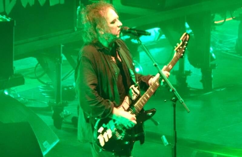 Photo live de Robert Smith, leader de The Cure (arènes de Nîmes, 24-07-26).
