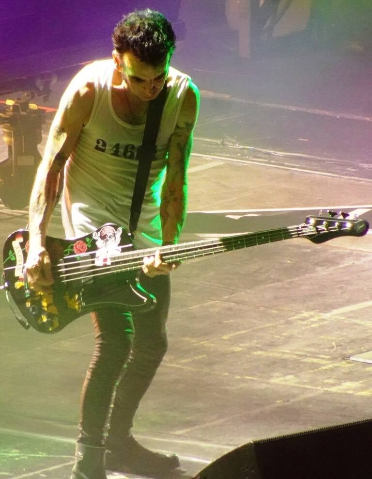 Photo live de Simon Gallup, bassiste de The Cure (arènes de Nîmes, 24-07-26).