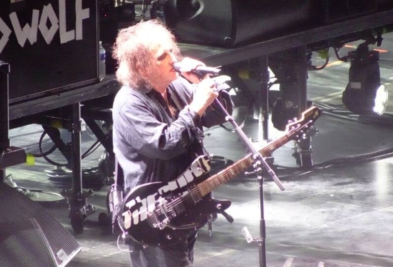 Photo live de Robert Smith, leader de The Cure (arènes de Nîmes, 24-07-26).