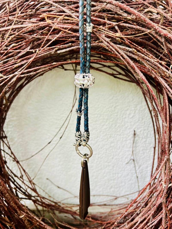 Dunkelblaue Lederkette