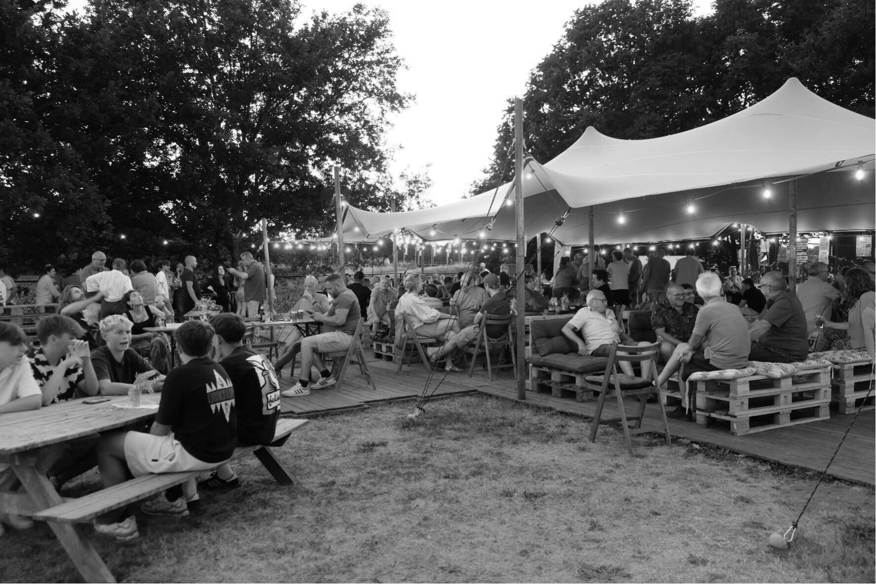 Gezellige tijd met vrienden en familie onder een stretchtent