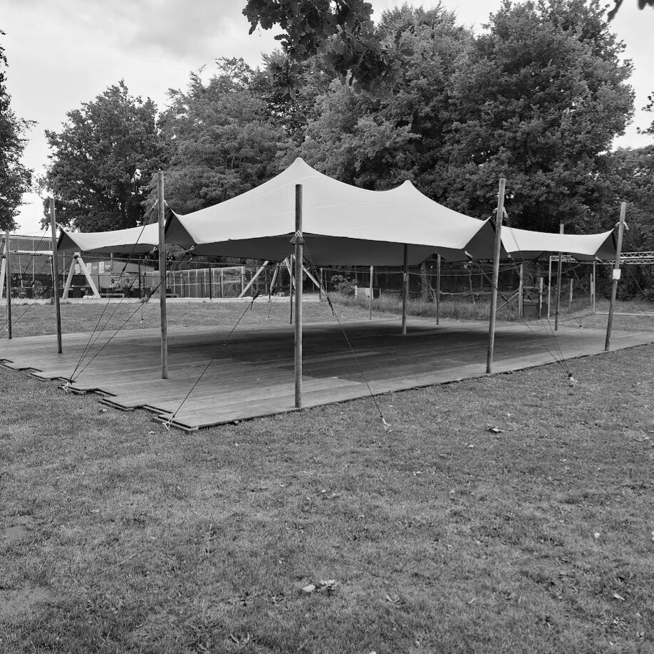 Open tent met vloer
