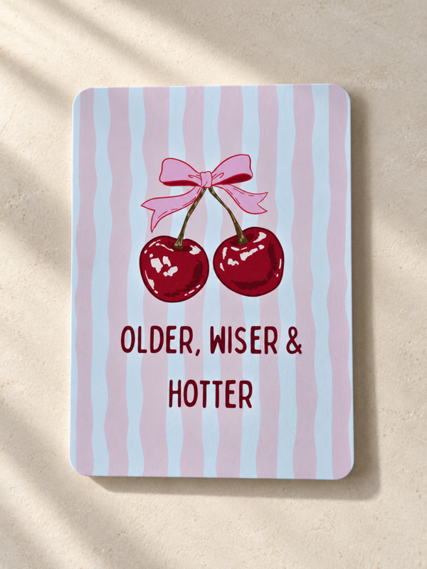 Geburtstagskarte „Older, Wiser & Hotter“ – Design von Lilly Braun