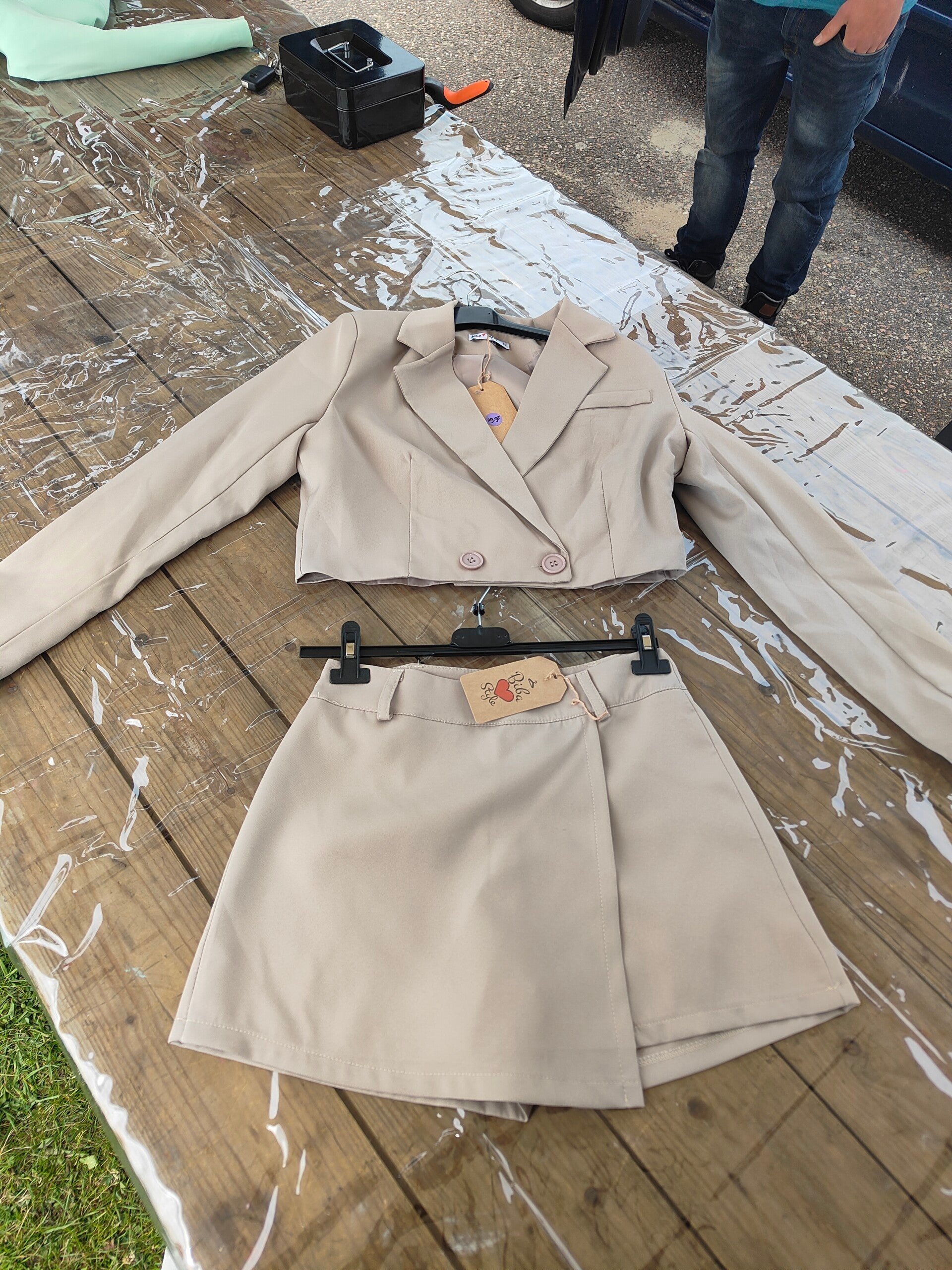 Korte blazer met broekrok