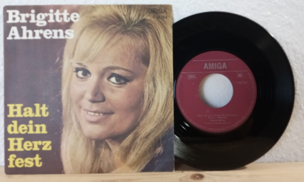 Brigitte Ahrens ‎– Halt Dein Herz Fest / Nein, Du Mit Deinen Wanderaugen