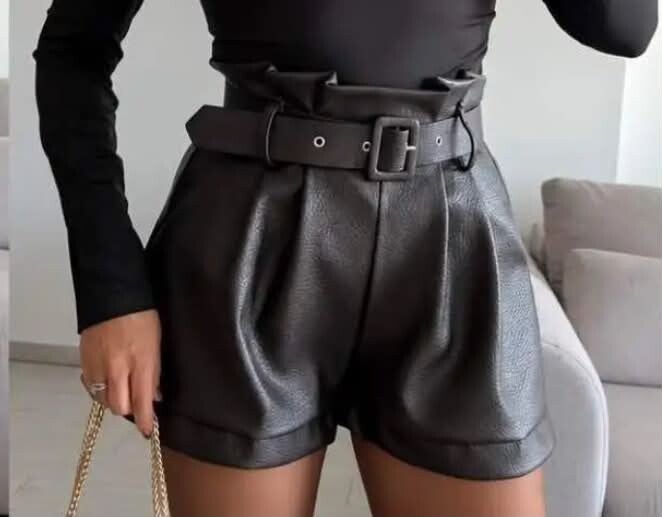 Short simili cuir avec ceinture