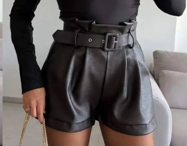 Short simili cuir avec ceinture