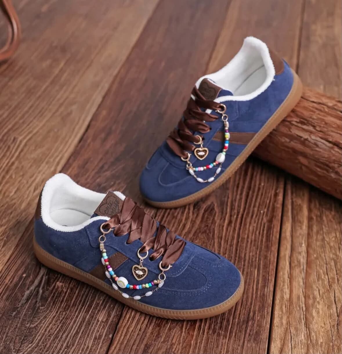 Basket bleu avec bijoux