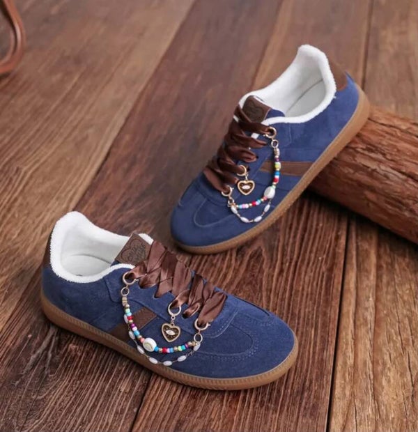 Basket bleu avec bijoux