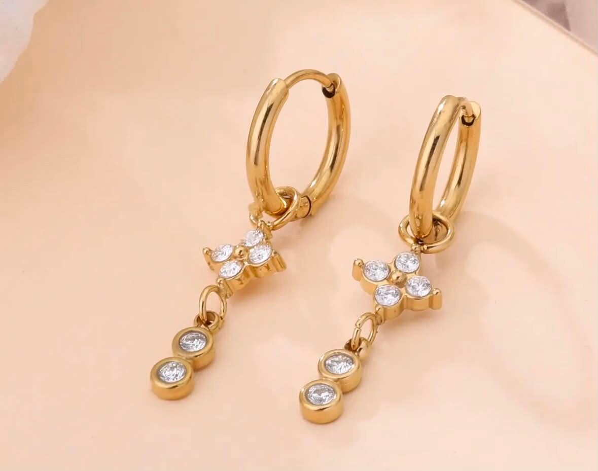 Boucles mini créoles croix