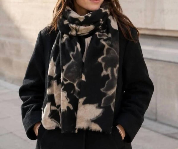 Echarpe motif feuille noir