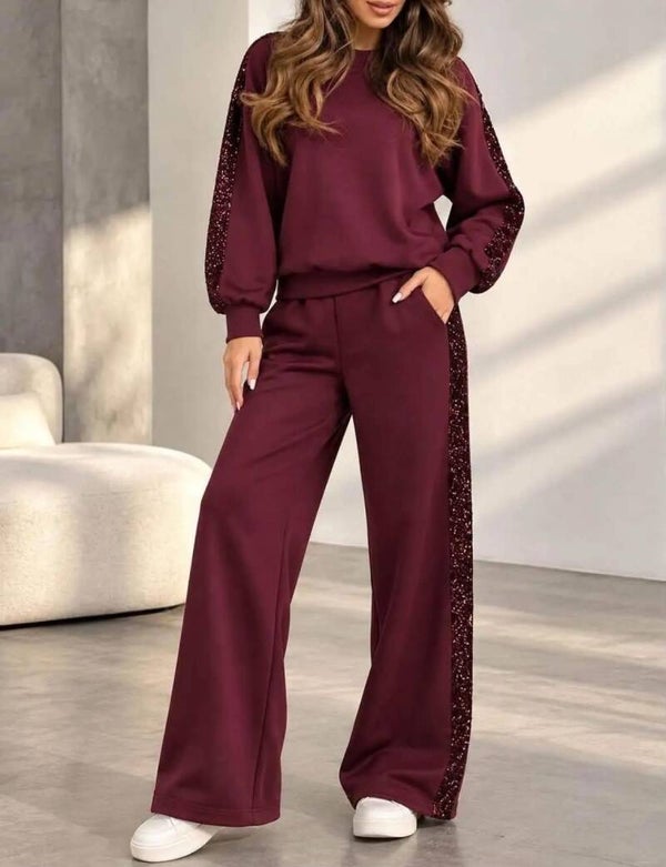Ensemble bordeaux avec détails brillants
