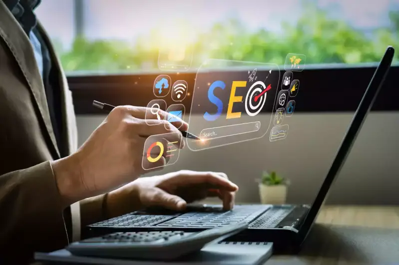 Ordinateur avec une icone SEO