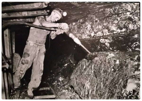 Carte postale cassage des blocs de charbon