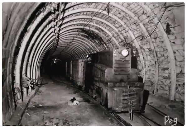 Carte postale locomotive diesel attelée à une rame de berlines