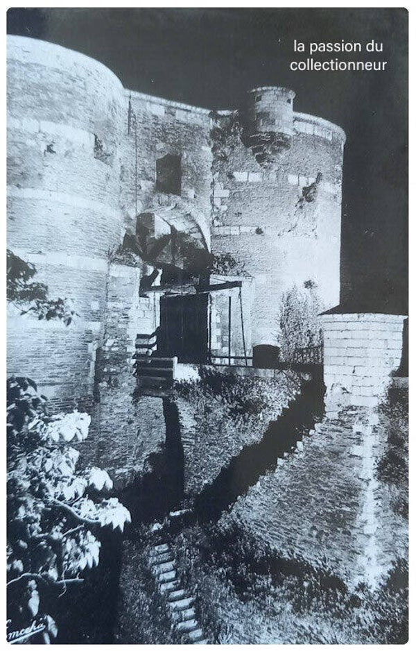 Carte postale d'Angers l'entrée du château illuminé