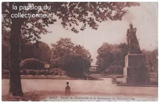 Carte postale de metz partie de l'esplanade et le monument du maréchal ney