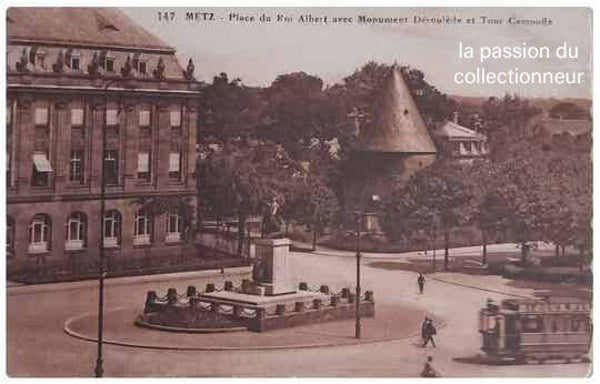 Carte postale de metz place du roi Albert avec monument dérouléde et tour camouflé