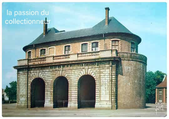 Carte postale de Douai porte de Valenciennes