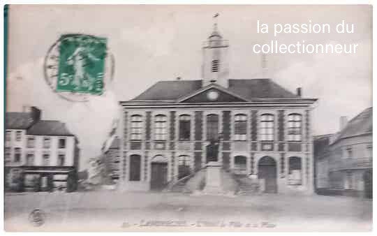 Landrecies l'hôtel de ville et la place