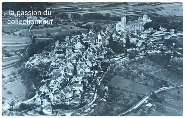 Carte postale de Vézelai vue aérienne la vile et la basilique