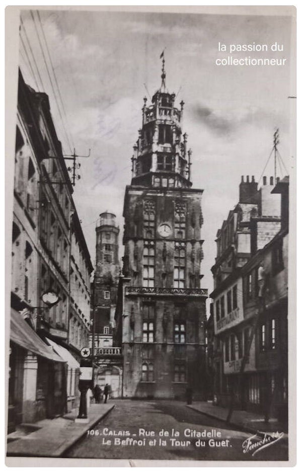 Calais rue de la citadelle le beffroi et la tour du guer