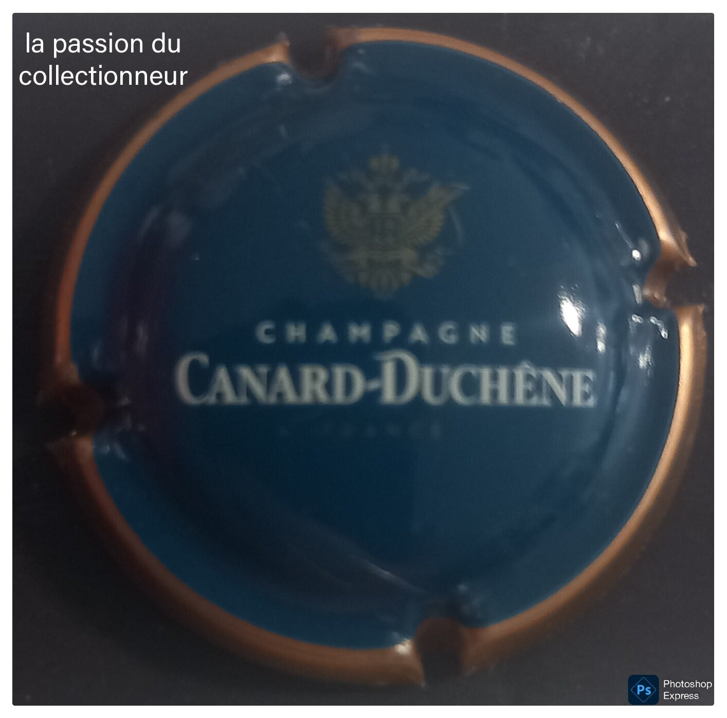 Capsule de champagne Canard Duchêne fond bleu