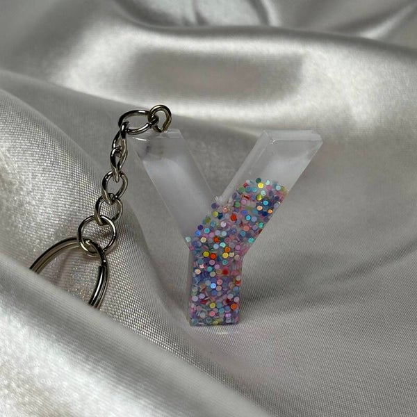 Resinschlüsselanhänger Buchstabe Y mit weißem Glitzerhintergrund und buntem Glitzer im Vordergrund