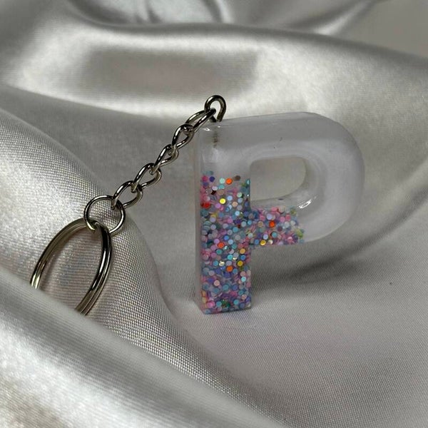 Resinschlüsselanhänger Buchstabe P mit weißem Glitzerhintergrund und buntem Glitzer im Vordergrund