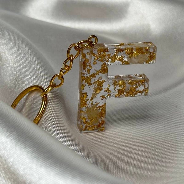 Resinschlüsselanhänger Buchstabe F mit Trockenblumen und goldenen Flocken