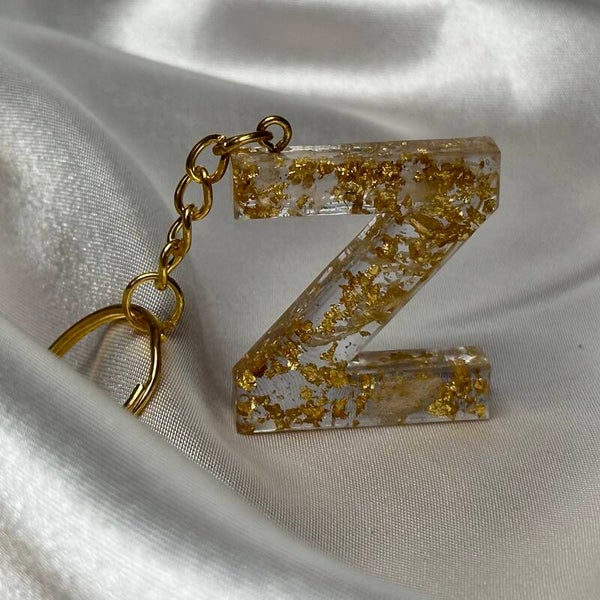 Resinschlüsselanhänger Buchstabe Z mit Trockenblumen und goldenen Flocken